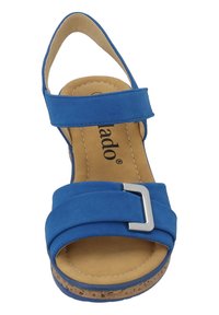 Blaue Wildleder-Sandale mit breitem Riemen, verstellbarer Schnalle und Kork-Absatz. Innenausstattung mit einem gepolsterten, hellbraunen Fußbett.