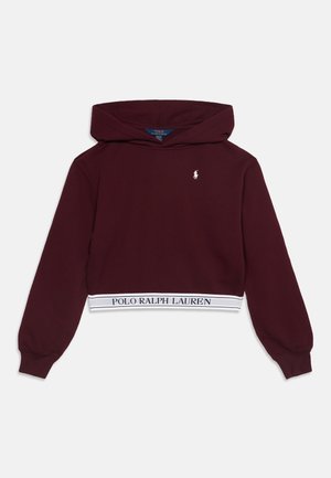 Σκούρο κόκκινο cropped hoodie με μακριά μανίκια, κουκούλα, μικρό λευκό λογότυπο Polo Ralph Lauren στο στήθος και λευκή ταινία με το κείμενο Polo Ralph Lauren στη μέση.