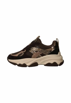 Bruine en beige stevige sneaker met mesh en nepslangenhuidpatronen, dikke zool en vetersluiting op een witte achtergrond.