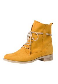 Stivali alla caviglia in suede giallo con punta rotonda, design con lacci e una cintura decorativa. Presenta un tacco basso impilato e una suola testurizzata.