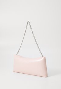 Rosa Lederhandtasche mit glatter Textur, länglicher rechteckiger Form und silberner Kettenriemen. Einfaches und minimalistisches Design.