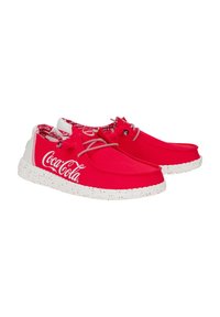 Scarpe di stoffa rossa con suole macchiate di bianco; presentano un logo Coca-Cola, lacci a contrasto e rivestimento interno a fantasia.