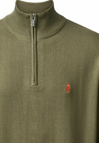 Suéter verde oliva con un alto cuello y un cierre de medio zip en la parte delantera. Presenta una textura de canalé y un pequeño logo bordado en rojo en el pecho.