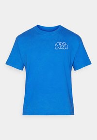 Camiseta de algodón azul con cuello redondo y mangas cortas. Presenta un diseño gráfico blanco en la parte izquierda del pecho.