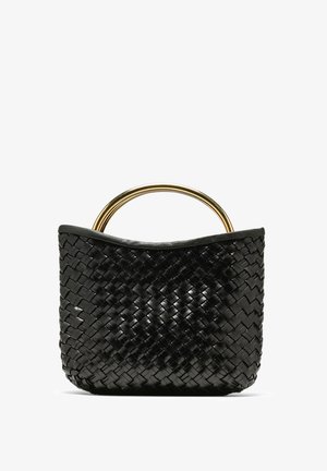 Juodas pintas rankinukas su auksiniu apvaliu rankena, lygi tekstūra ir atvira viršutine dalimi, pabrėžiantis savo struktūrinę formą ir meistriškumą.