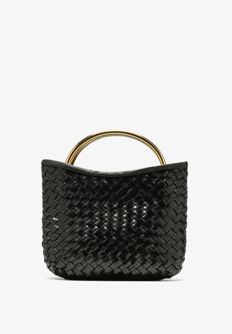 Melnas austas somas ar zeltītu aplīgu rokturi, gludu tekstūru un atvērta augšdaļa, izceļot tās strukturēto formu un meistarību.