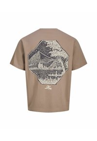 Tan bomulds t-shirt med en oktagonal grafiktryk af bjerge og løv i mørk navy på bagsiden, samt et lille logo ved kanten.