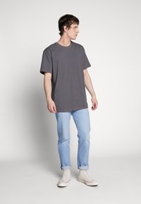 Urban Classics HEAVY OVERSIZED CONTRAST STITCH TEE - Tričko s potlačou - darkshadow/brick