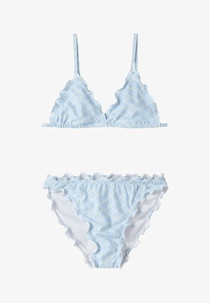 Ensemble bikini bleu clair avec bords festonnés et motif subtil de coquillages blancs, comprenant un haut triangle et un bas à volants.