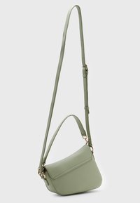 Borsa a tracolla verde chiaro in pelle, con forma strutturata, superficie liscia, tracolla regolabile e dettagli in metallo dorato.