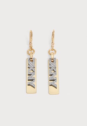 Boucles d'oreilles pendantes rectangulaires en or avec des lettres en cristal scintillantes formant le mot "DKNY" et petites fermetures rondes.