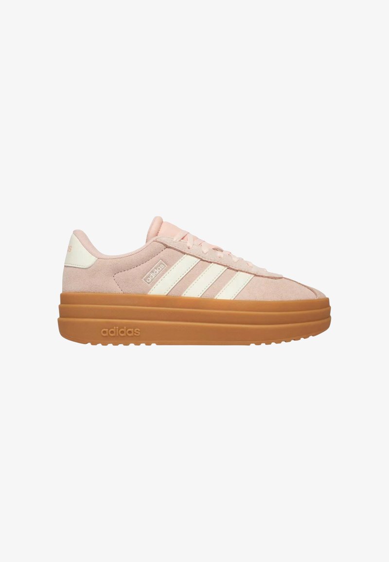 Baskets Adidas en daim rose clair avec bandes blanches et semelle plateforme gomme, vue de côté sur fond blanc.
