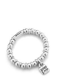 Bague en argent avec un design perlé, comprenant un petit pendentif gravé "UNO de 50". Texture lisse et polie, forme circulaire.