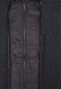 Herrenmantelintern mit einem grauen Wolläußeren und einem schwarzen, gefütterten, gesteppelten Innenfutter, mit einem zentralen Reißverschluss und Seitentaschen.