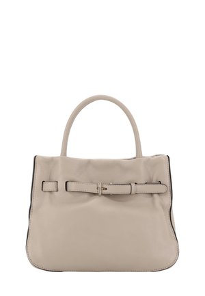 Beige Ledertasche mit strukturierter Form, versehen mit einem flachen Riemen und Schnallendetail. Glatte Textur, zwei obere Tragegriffe und schwarze Zierakzente.