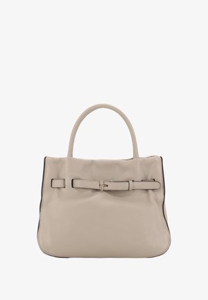 Beige Ledertasche mit strukturierter Form, versehen mit einem flachen Riemen und Schnallendetail. Glatte Textur, zwei obere Tragegriffe und schwarze Zierakzente.