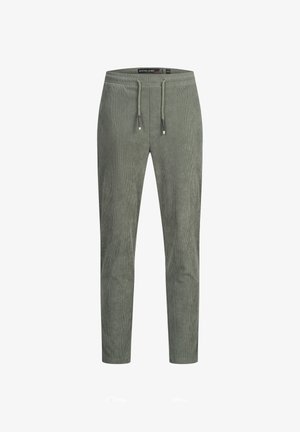 Groene corduroy broek met elastische tailleband en koord, slim fit, weergegeven op een witte achtergrond.