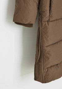 Brązowa ocieplana kurtka z zamkiem błyskawicznym z boku, ściągaczami przy mankietach i pikowanym wzorem. Gładka powierzchnia i minimalistyczne detale designu.