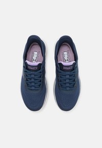 Dunkelblaue Sportschuhe mit einem Obermaterial aus Mesh, flachen Schnürsenkeln und kontrastierenden helllila Einlegesohlen. Verfügt über eine leichte Sohle und atmungsaktives Material.