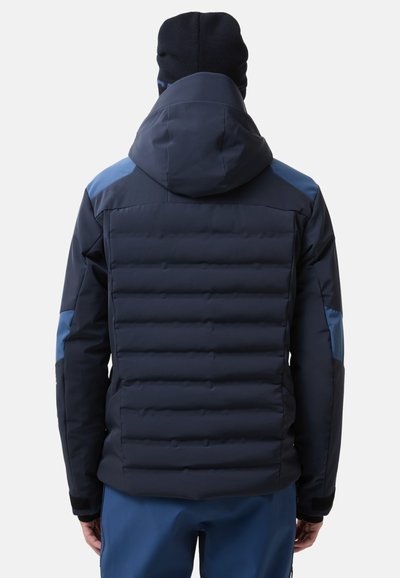 Marineblauwe geïsoleerde jas met een capuchon, met een horizontaal gestikt ontwerp, contrasterende lichtblauwe accenten op de schouders en elastische manchetten.