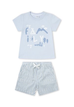 Conjunto para niño pequeño en azul claro con camiseta de manga corta que dice "mi familia mi mundo" con diseños de montañas y árboles, combinado con pantalones cortos a rayas azules y blancas.