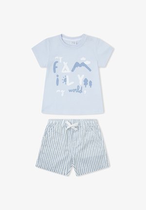 Conjunto para niño pequeño en azul claro con camiseta de manga corta que dice "mi familia mi mundo" con diseños de montañas y árboles, combinado con pantalones cortos a rayas azules y blancas.