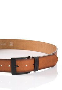 Ceinture en cuir marron avec une texture lisse, dotée d'une boucle en métal noir et de trous ajustables. Étiquette visible sur la boucle. Longueur de 36 pouces.