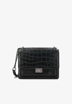 Mustast krokodillimustriga nahast käekott, millel on ristkülikukujuline kuju, kettlõng ja hõbedase tooniga riistvara. Esiküljel on metallist klambri detail.