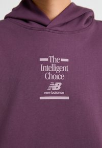 New Balance ATHLETICS OVERSIZED CHOICE HOODIE - Sweatshirt - plum brown