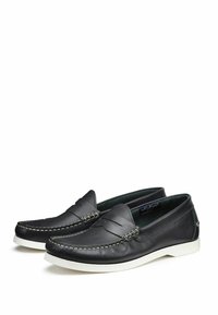 Mocassini in pelle nera con design cucito e gomma elastica. Suola in gomma bianca per una maggiore aderenza. Texture liscia e accenti hardware minimi.