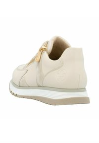 Sneaker in pelle beige con chiusura a zip, dettagli in suede, punta arrotondata e suola intermedia bianca con suola esterna in gomma texturizzata.