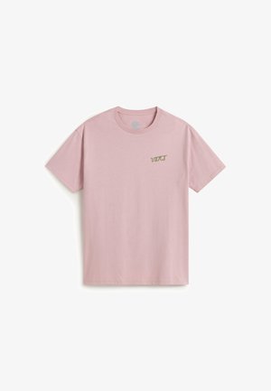 Camiseta de algodón de manga corta color rosa claro con cuello redondo y pequeño logo verde de "Vans" en el pecho izquierdo.