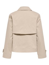 Beige cropped jack met lange mouwen, achterflap en gespen met knopen op de manchetten, gezien van achteren.