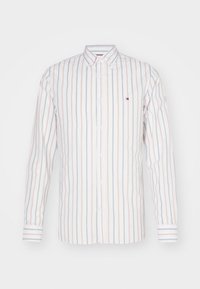 Camicia a maniche lunghe con bottoni di colore bianco con righe verticali rosse e blu. Presenta un colletto classico e un piccolo logo sul petto.