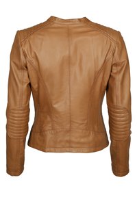Bruin leren jack met een aangesloten ontwerp, geribbelde schouder- en elleboogaccenten, en verticale stikseldetails. Gladde textuur, geen zichtbare sluitingen.