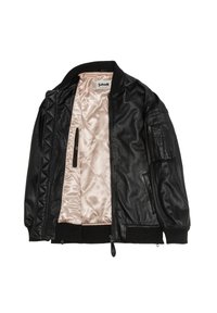 Veste bomber en cuir noir avec des détails matelassés sur la manche gauche. Doublure en satin rose clair. Poignets et ourlet côtelés. Poche zippée sur la manche.