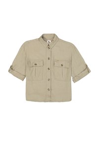 Camisa de manga corta color verde oliva, con botones, hecha de lino. Presenta dos bolsillos en el pecho, mangas enrolladas y botones marrones.