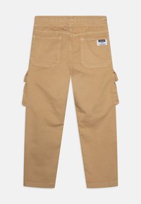 Beige Cargo-Hosen mit einem elastischen Bund, zwei Seitentaschen und zwei Gesäßtaschen, mit einem Etikett an der rechten Gesäßtasche.