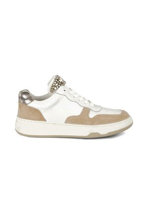 Zapatilla blanca y beige con materiales de ante y piel, cuello acolchado, acentos texturizados y piedras decorativas en la lengüeta.