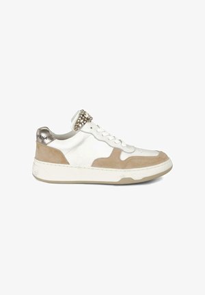Zapatilla blanca y beige con materiales de ante y piel, cuello acolchado, acentos texturizados y piedras decorativas en la lengüeta.