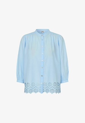 Hele sinine nööpidega särk, millel on püsti krae, lahtised pikad varrukad ja lilleline lõikega hem. Valmistatud pehmest puuvillamaterjalist.