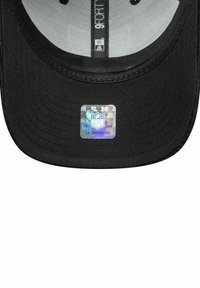 Schwarze Baseballmütze mit flacher Krempe, die einen holografischen NFL-Logo-Aufkleber an der Unterseite hat. Aus strukturiertem Material. Modell 9FORTY.