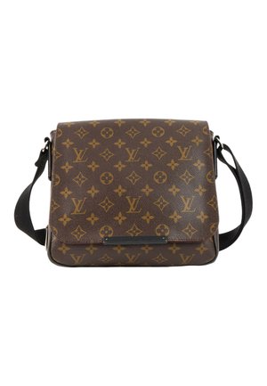 Brun Louis Vuitton messenger taske med monogrammønster og sort justerbar skulderrem mod hvid baggrund.