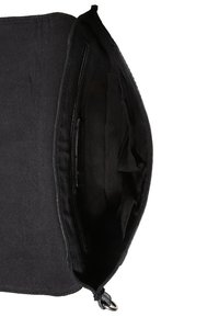 Musta kangaskassi, jossa on vetoketjuzukkona, sileä sisustus ja useita osastoja järjestystä varten.