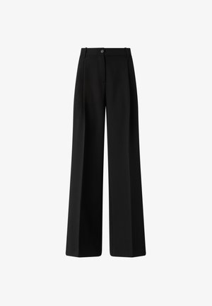 Pantalones de pierna ancha negros con un frente plano, cierre de botón simple, presillas para cinturón y textura de tela suave. Sin patrones o adornos visibles.