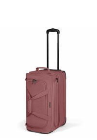 Valigia a mano rigida con ruote in rosso tenue, dotata di manico telescopico, tasche con zip frontale e laterale, e due manici superiori per il trasporto.