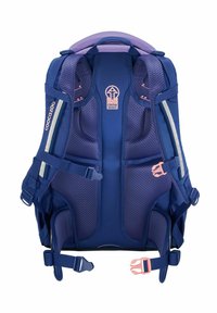 Blauer Kinderrucksack mit gepolstertem Mesh-Rückenstütze, verstellbaren Trägern, pinken Hardware-Akzenten und reflektierenden Details für Sichtbarkeit.