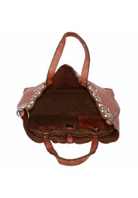 Braune Ledertasche mit offenem Design, dekorativen silbernen Akzenten entlang des Randes und einem weichen Stoffinneren mit Taschen.
