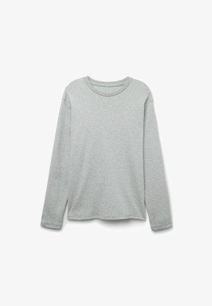 Camisa de manga larga gris claro hecha de una suave mezcla de algodón, con un cuello redondo y un corte relajado con aberturas laterales en el dobladillo.