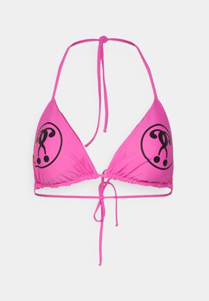 Top de bikini rosa em forma de triângulo com logo preto, apresentando atilhos ajustáveis no pescoço e nas costas. Tecido suave com um ajuste elástico.